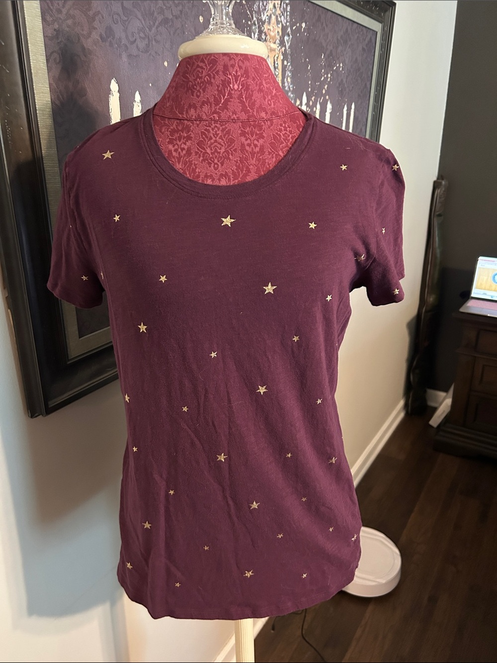 💚 PINK Victoria's Secret Burgundy Short Sleeve Tee with Gold Stars